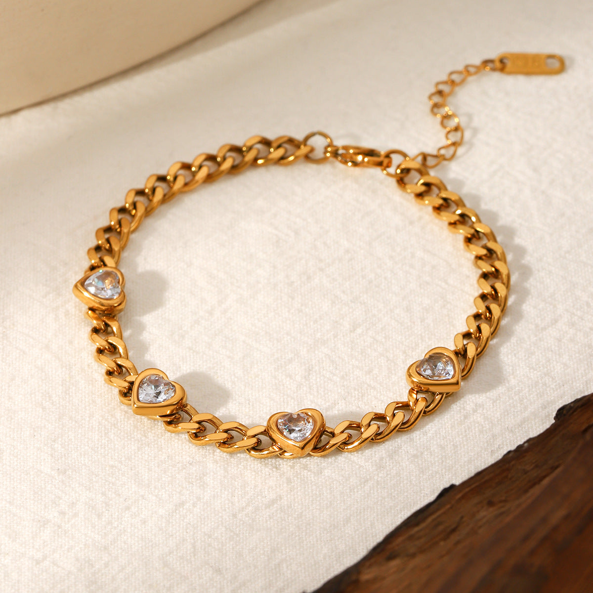 Pulseira Grumet Dourada com Corações – Atelier 21