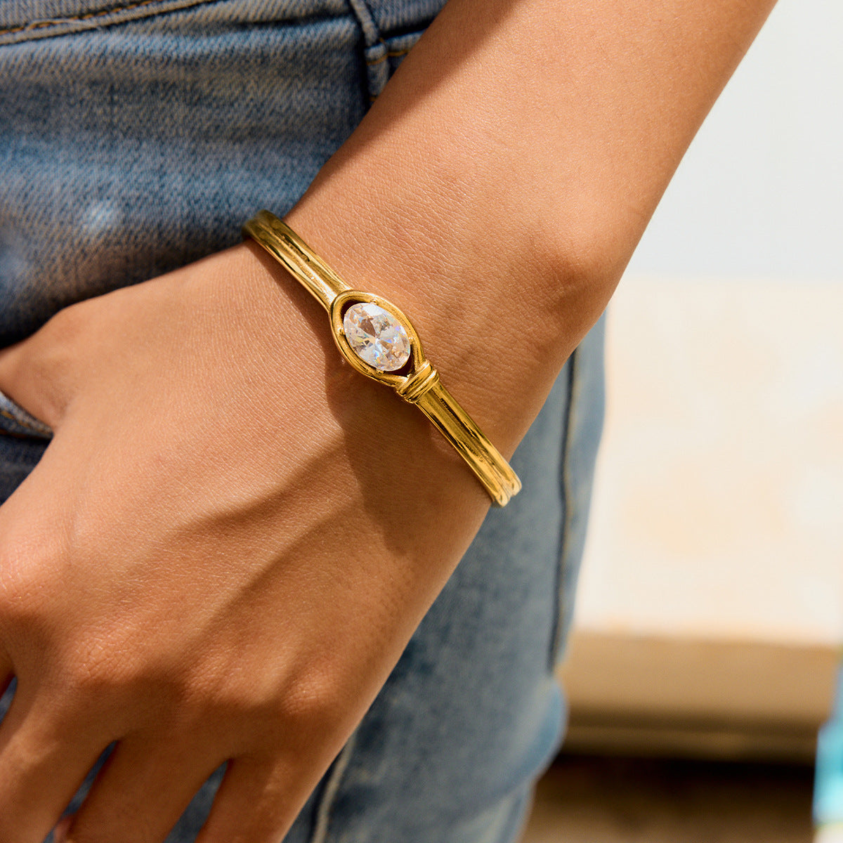 Bracelete Rígido Dourado com Zircónia – foto 3