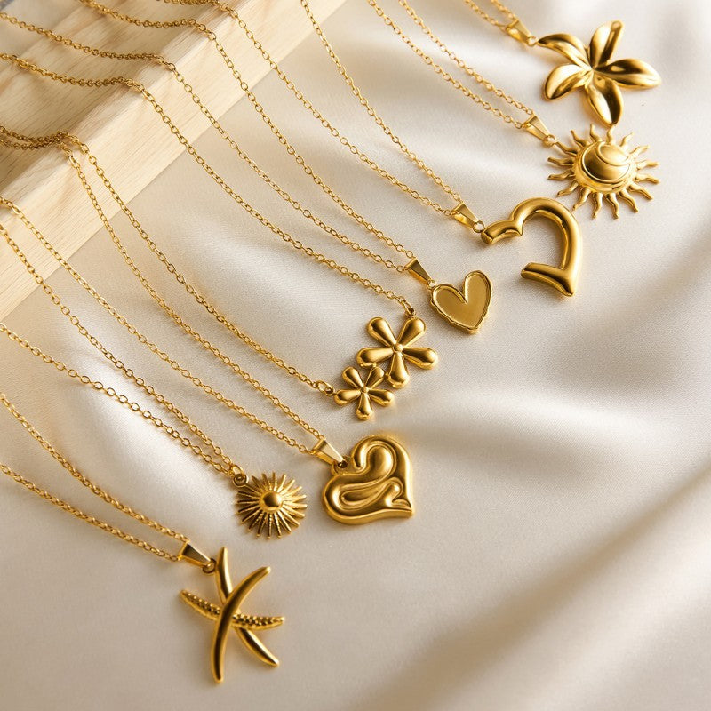 Colar Dourado com Pendente (Flores, Corações, Sol) – Atelier 21