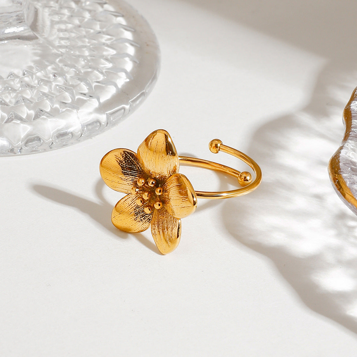 Anel Flor Dourado Ajustável – Atelier 21