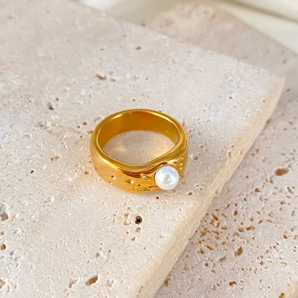Anel Dourado com Pérola – Atelier 21