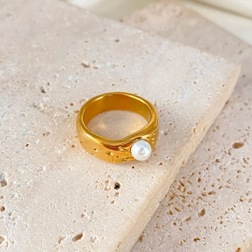 Anel Dourado com Pérola – Atelier 21